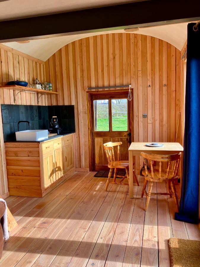 הארטלנד Shepherds Hut In A Private Meadow With Sea Views מראה חיצוני תמונה