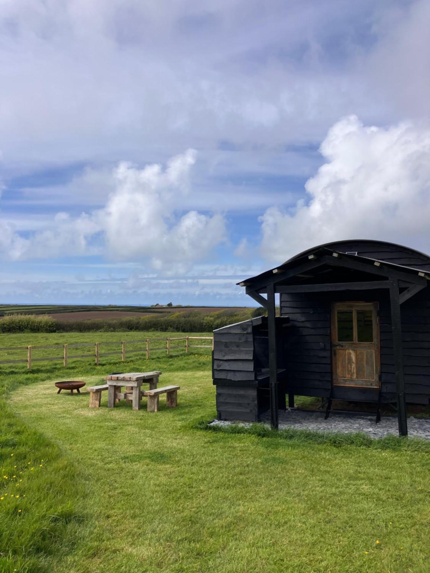 הארטלנד Shepherds Hut In A Private Meadow With Sea Views מראה חיצוני תמונה