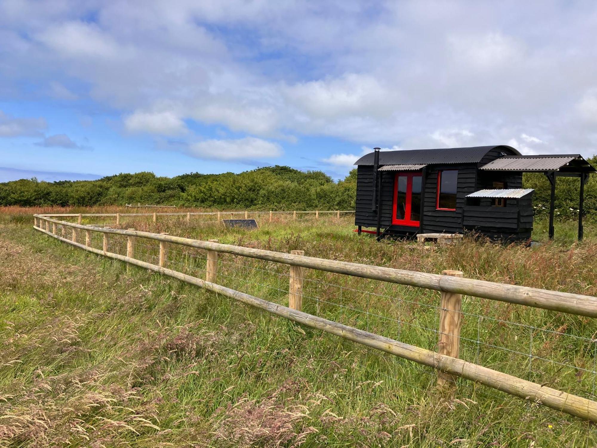 הארטלנד Shepherds Hut In A Private Meadow With Sea Views מראה חיצוני תמונה